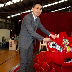 (967)王俊超副总领事陆南国会议员王建文主任为2025西奥华人端午游园画龙点睛