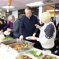 (978)新西兰潮属总会为老会员举办每月一次的生日宴